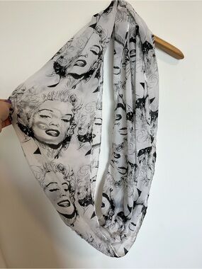 Marylin Monroe Black & White Portrait Print Infinity Scarf